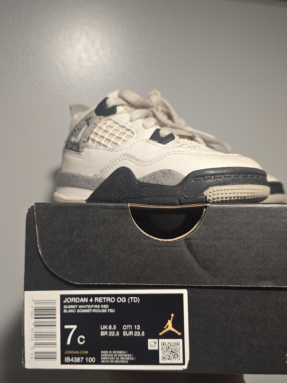 7c Jordan Kids Sneakers in White, Gray, Black